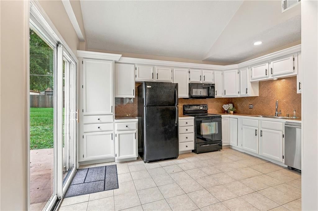 Photo 14 of 37 - 6104 W 53rd Terrace, Mission, KS 66204