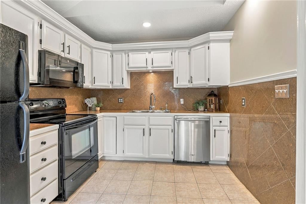 Photo 15 of 37 - 6104 W 53rd Terrace, Mission, KS 66204