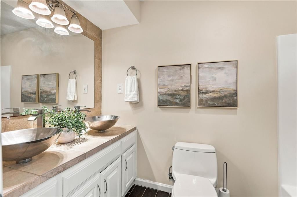 Photo 25 of 37 - 6104 W 53rd Terrace, Mission, KS 66204