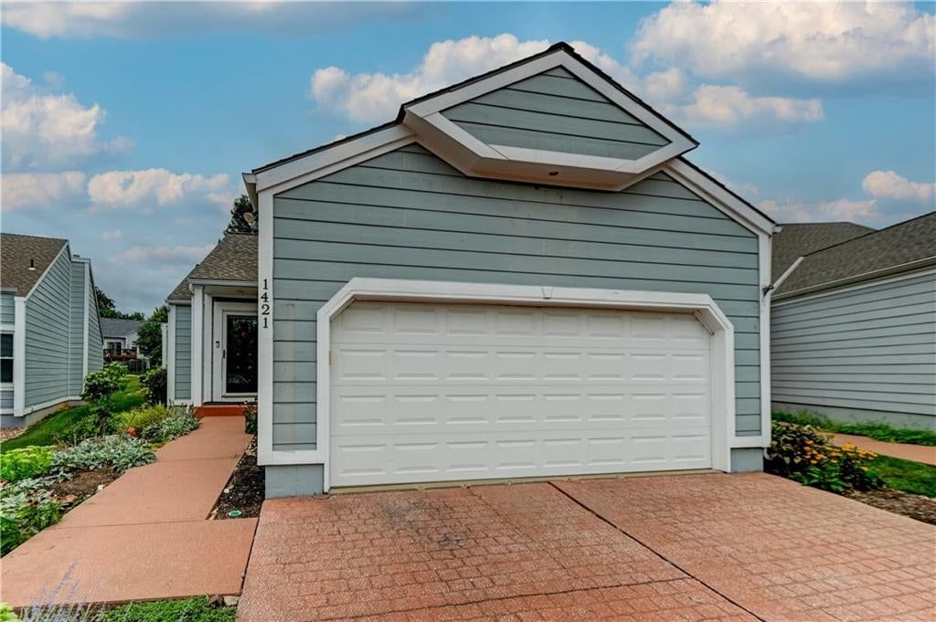 1421 Birdseye Court, Blue Springs, MO: listing photo 2