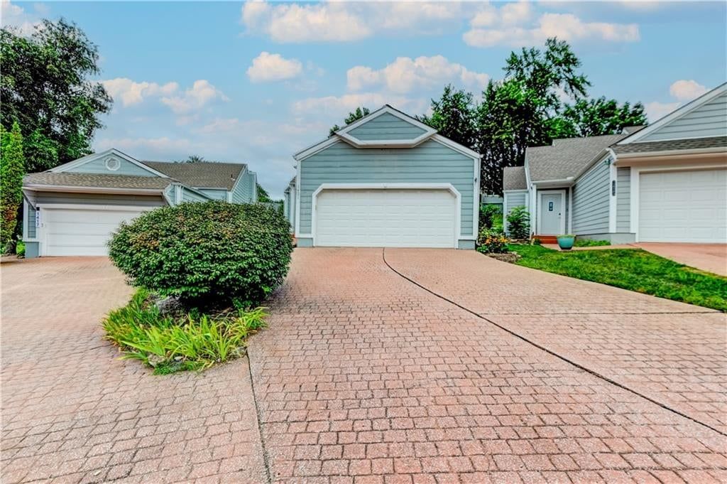 1421 Birdseye Court, Blue Springs, MO: listing photo 3