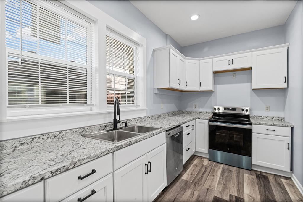 330 Jackson Avenue — photo 12
