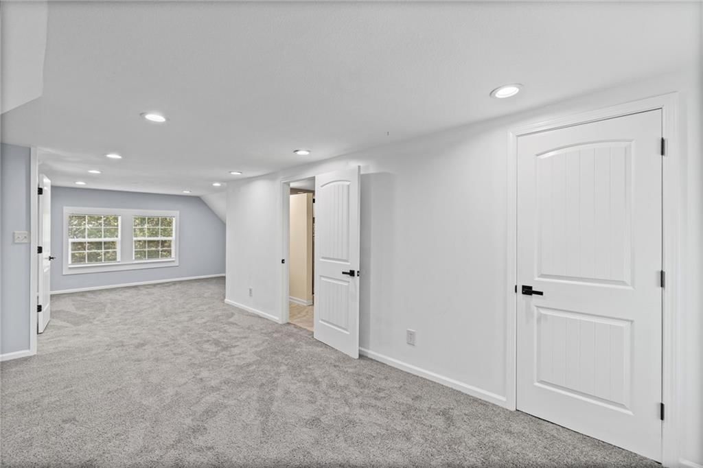 330 Jackson Avenue — photo 17