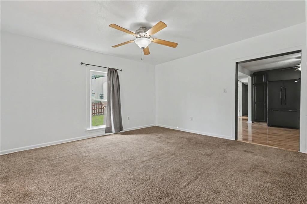 Carpet at 23460 Interurban Road, Dearborn, MO 64439