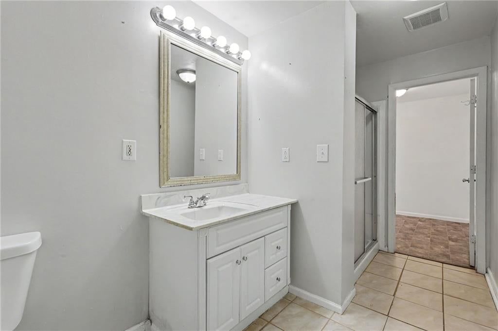 Tiled shower at 23460 Interurban Road, Dearborn, MO 64439