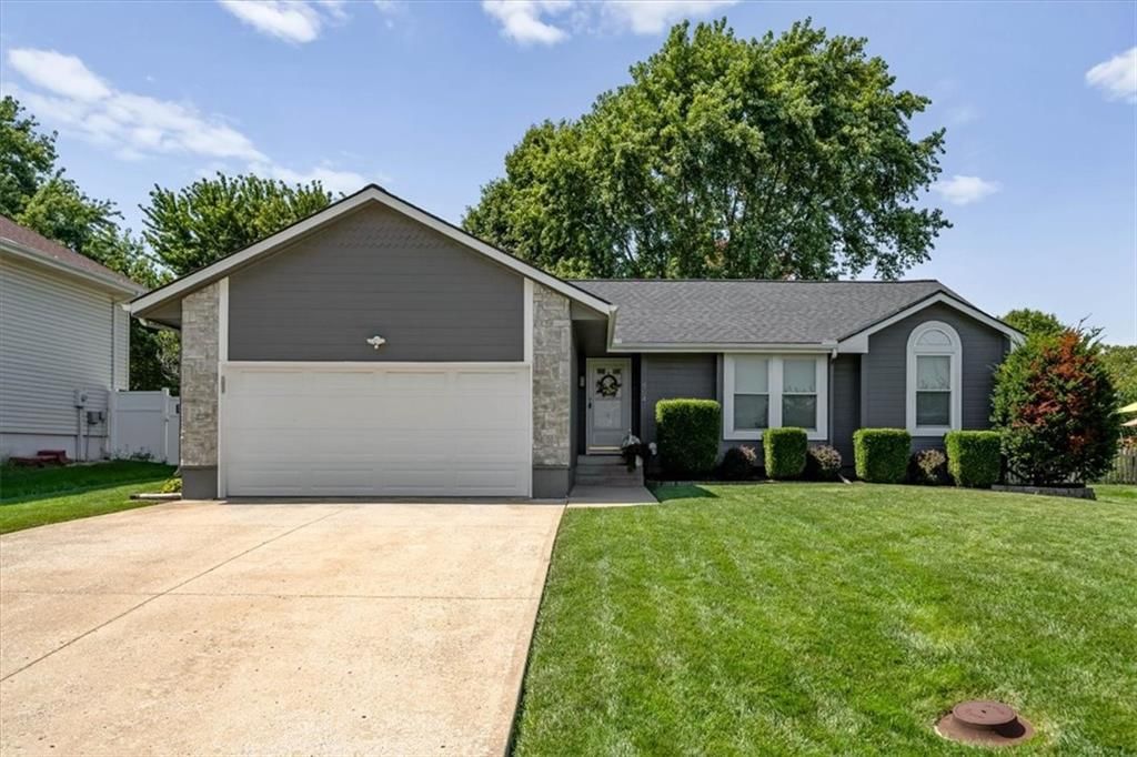 654 SE Canterbury Lane — photo 1