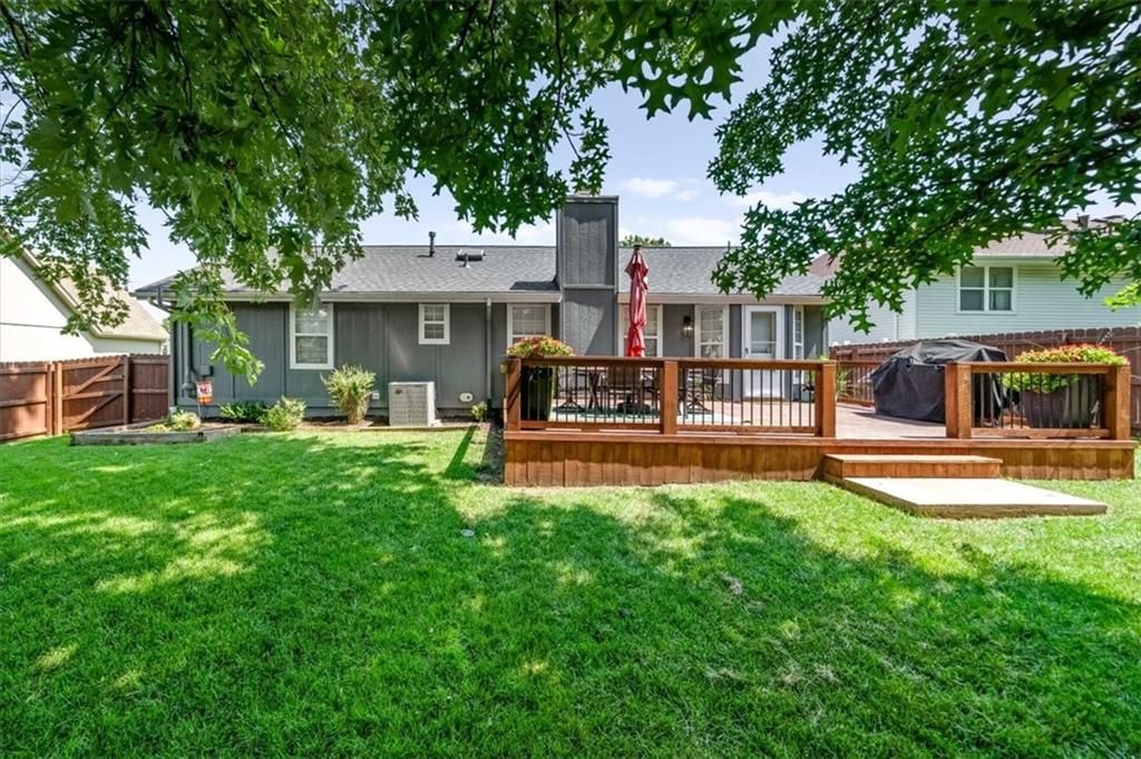 654 SE Canterbury Lane — photo 4