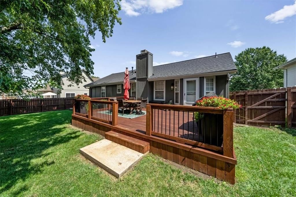 654 SE Canterbury Lane — photo 6
