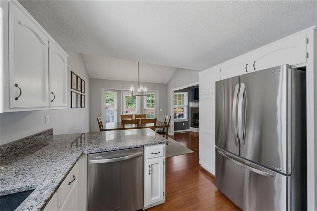 654 SE Canterbury Lane — photo 9