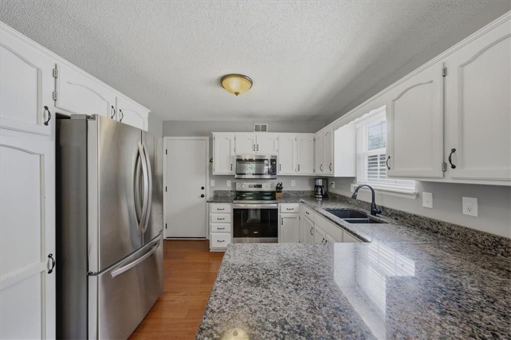 654 SE Canterbury Lane — photo 13