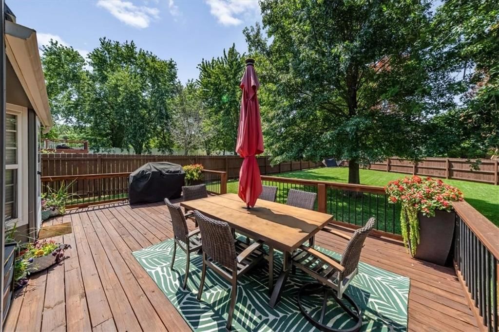 654 SE Canterbury Lane — photo 28