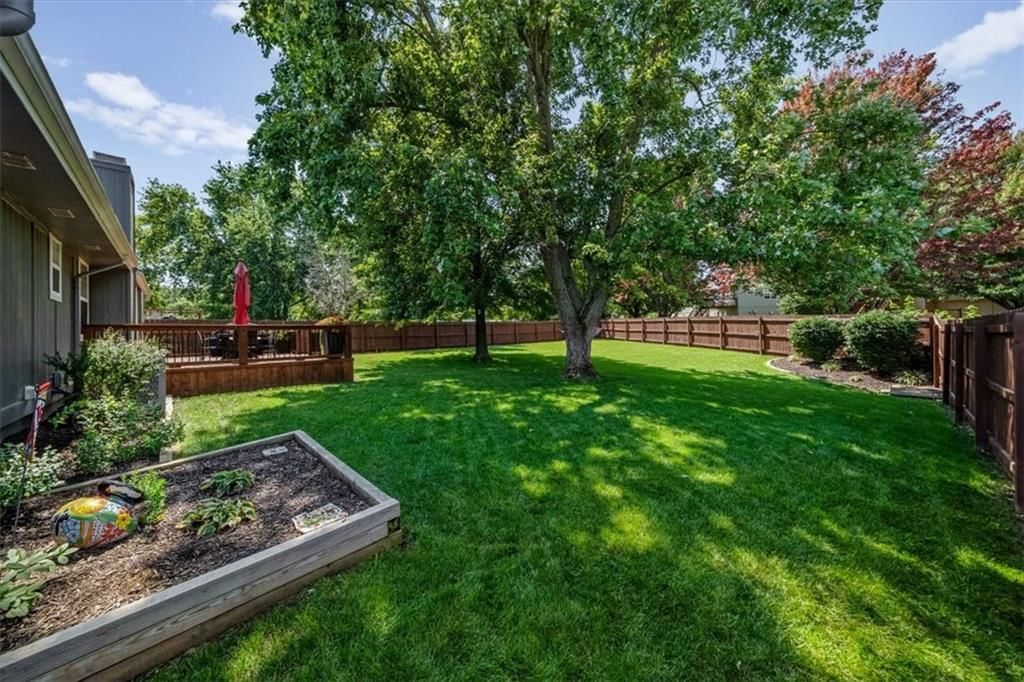 654 SE Canterbury Lane — photo 31