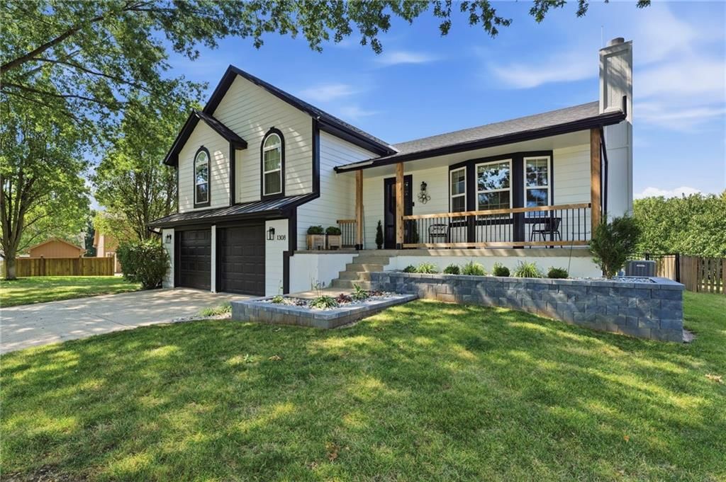 1308 NE Foxwood Drive — photo 2