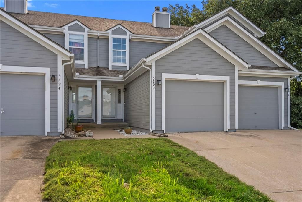 5792 NW Plantation Circle, Lee's Summit, MO: listing photo 2