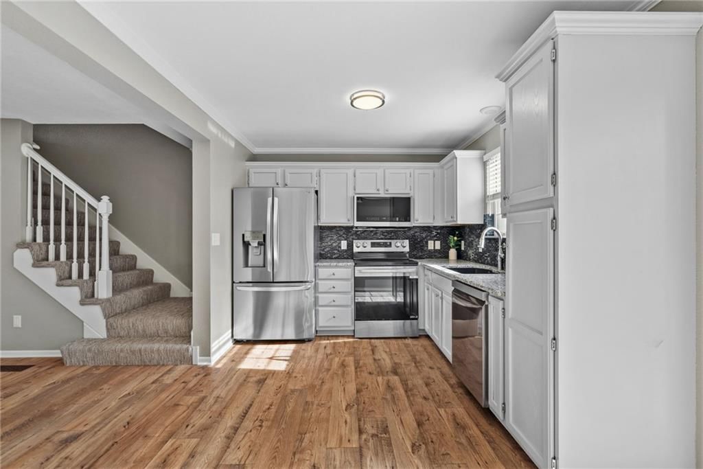 5792 NW Plantation Circle, Lee's Summit, MO