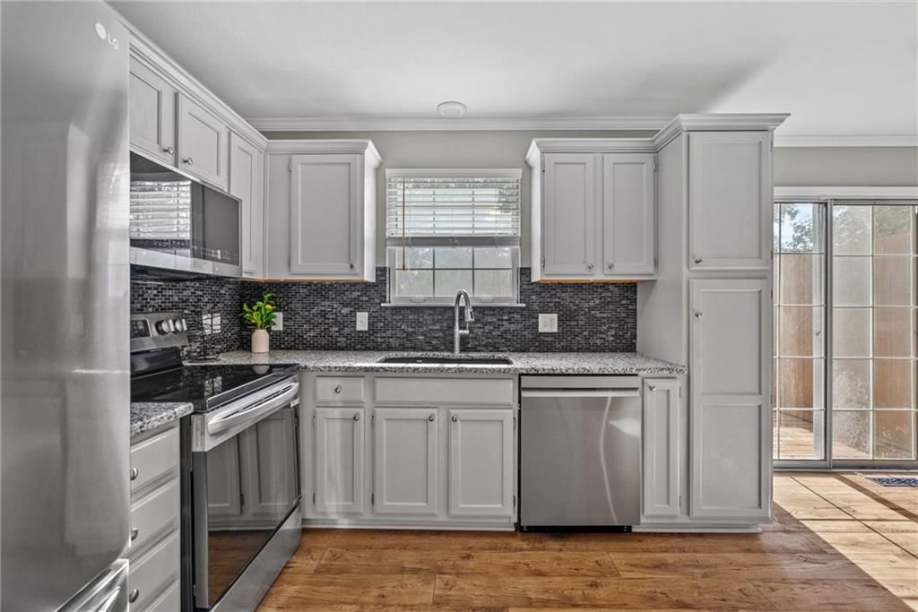 Photo 12 of 28 - 5792 NW Plantation Circle, Lee's Summit, MO 64064