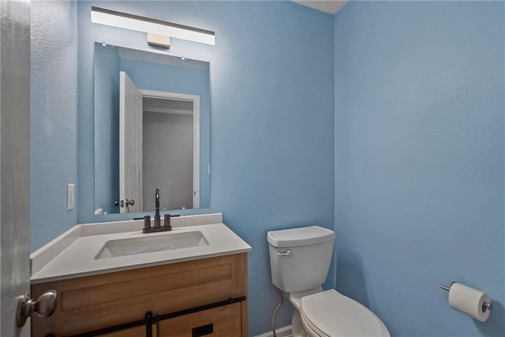 Photo 5 of 28 - 5792 NW Plantation Circle, Lee's Summit, MO 64064