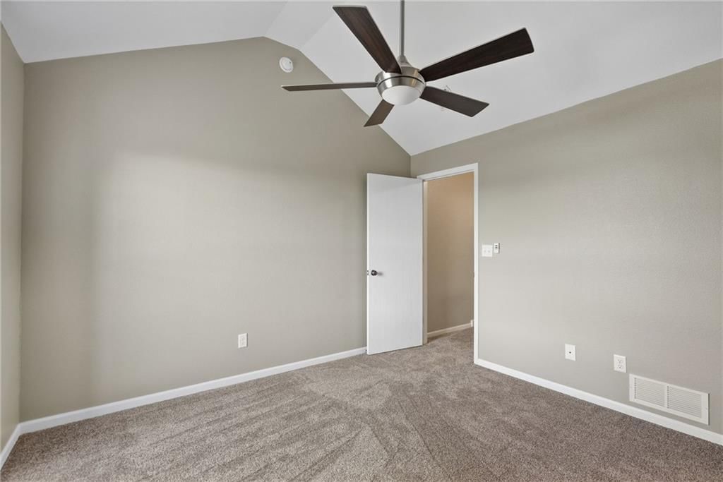 Photo 16 of 28 - 5792 NW Plantation Circle, Lee's Summit, MO 64064