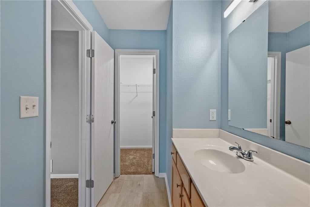 Photo 18 of 28 - 5792 NW Plantation Circle, Lee's Summit, MO 64064