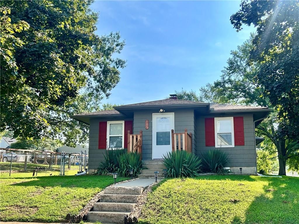 105 S July Street W, Dearborn, MO