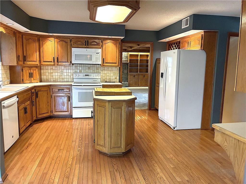 14622 W 81st Street — photo 10