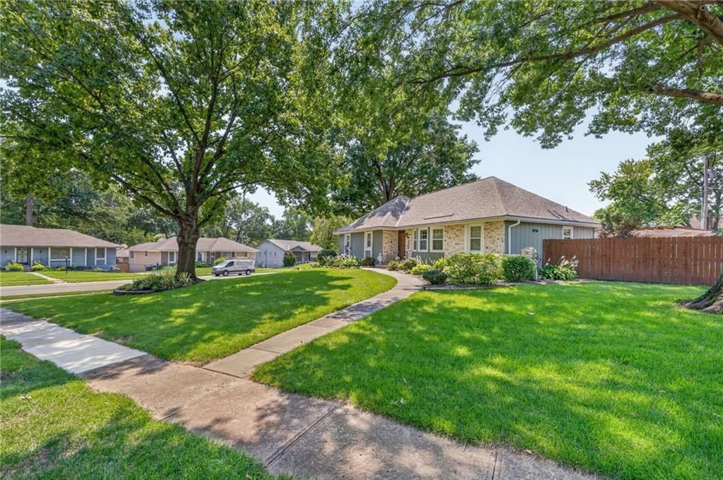7320 N Garfield Avenue — photo 2