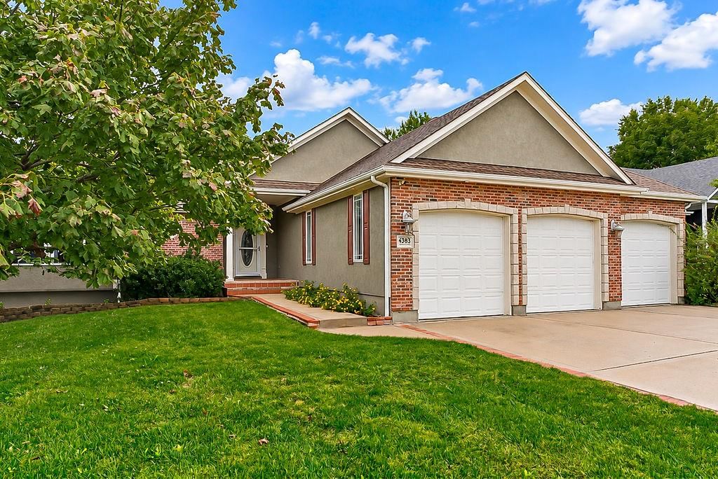 4383 SW Creekview Drive, Lee's Summit, MO: listing photo 2