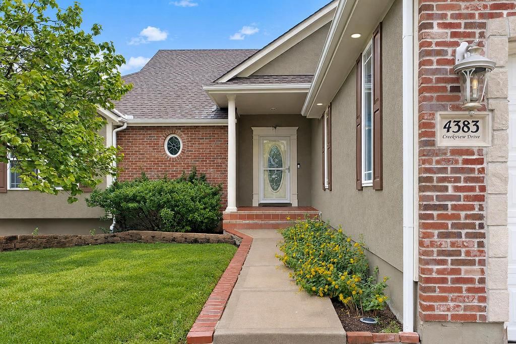 4383 SW Creekview Drive, Lee's Summit, MO: listing photo 3