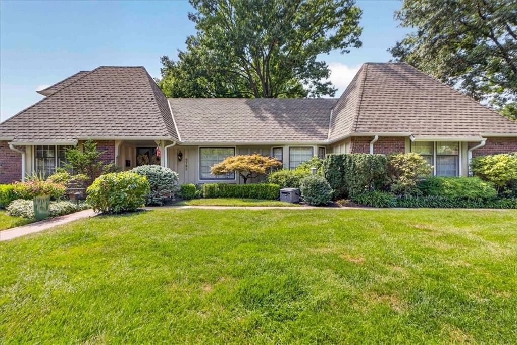 9722 Briar Street, Overland Park, KS: listing photo 3