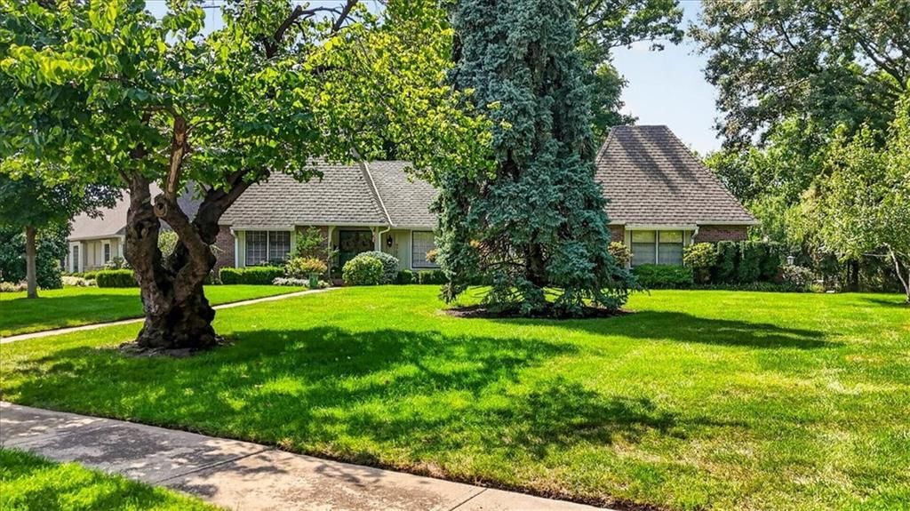 Photo 4 of 99 - 9722 Briar Street, Overland Park, KS 66207