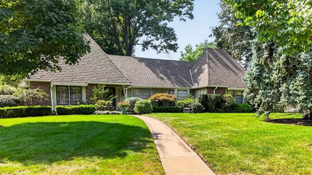 Photo 5 of 99 - 9722 Briar Street, Overland Park, KS 66207