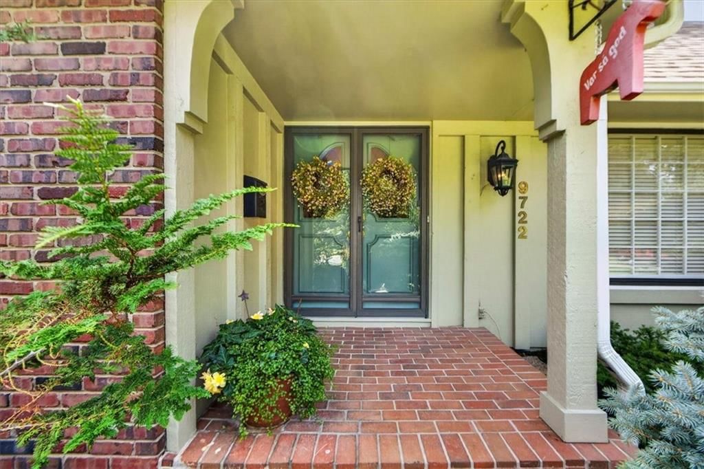 Photo 7 of 99 - 9722 Briar Street, Overland Park, KS 66207