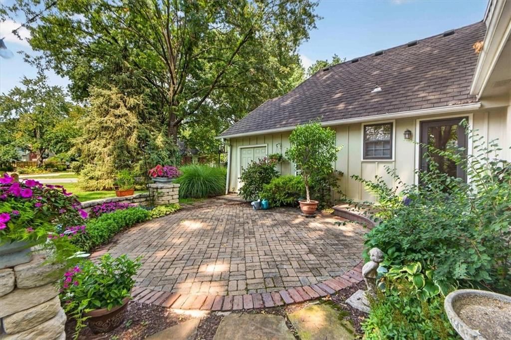 Photo 88 of 99 - 9722 Briar Street, Overland Park, KS 66207