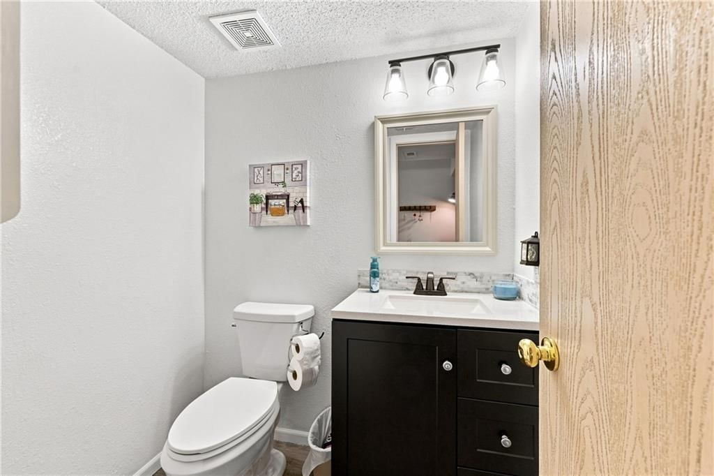 Photo 5 of 20 - 10654 E 46th Street, Kansas City, MO 64133