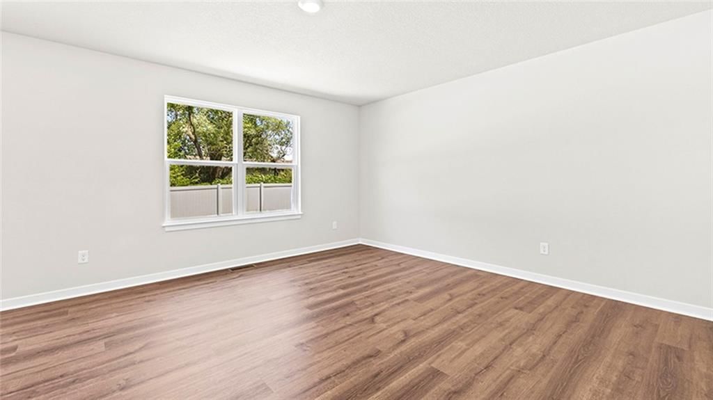 Photo 7 of 19 - 10612 N Richmond Avenue, Kansas City, MO 64157