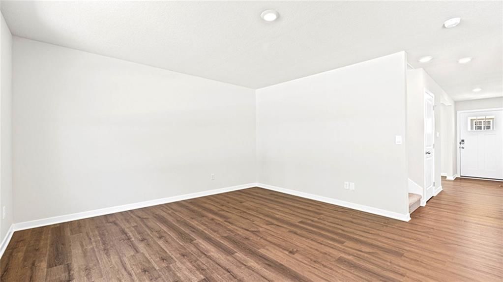 Photo 8 of 19 - 10612 N Richmond Avenue, Kansas City, MO 64157