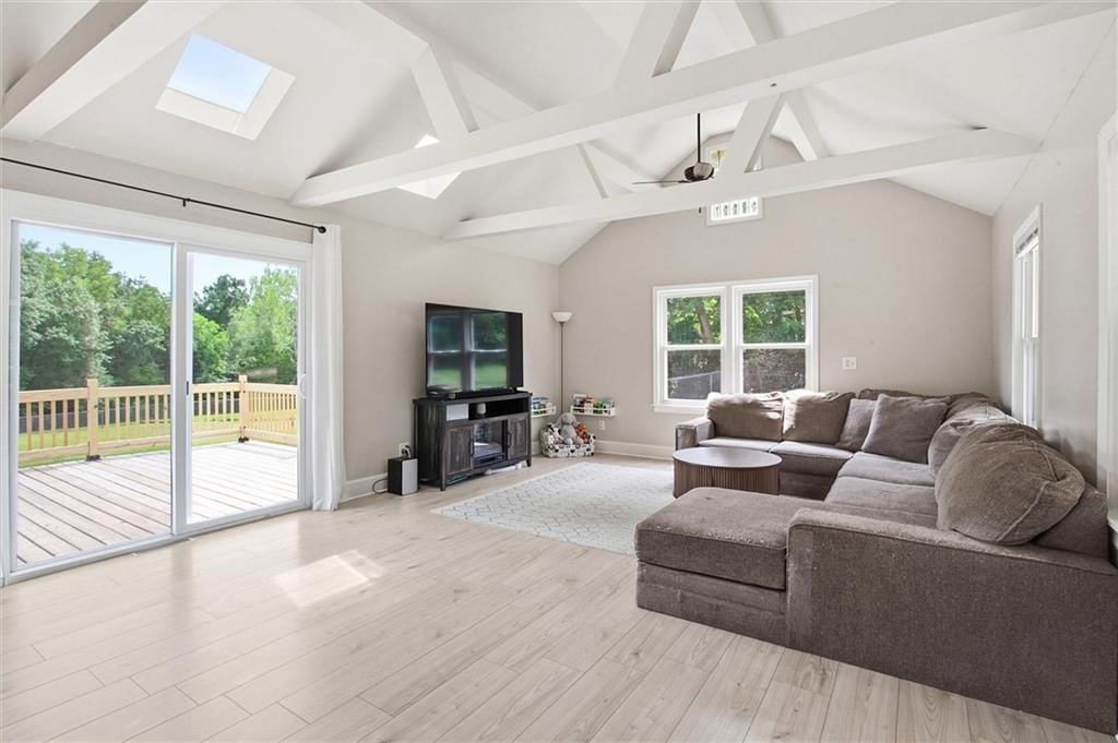 8915 N Lathrop Drive — photo 2