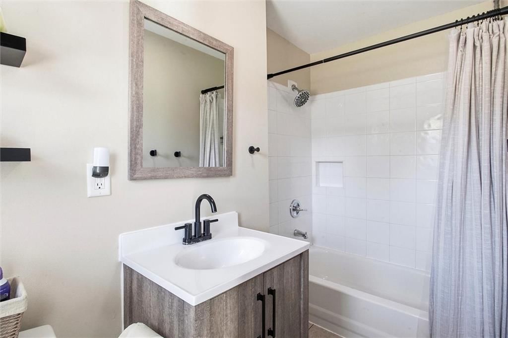 8915 N Lathrop Drive — photo 4