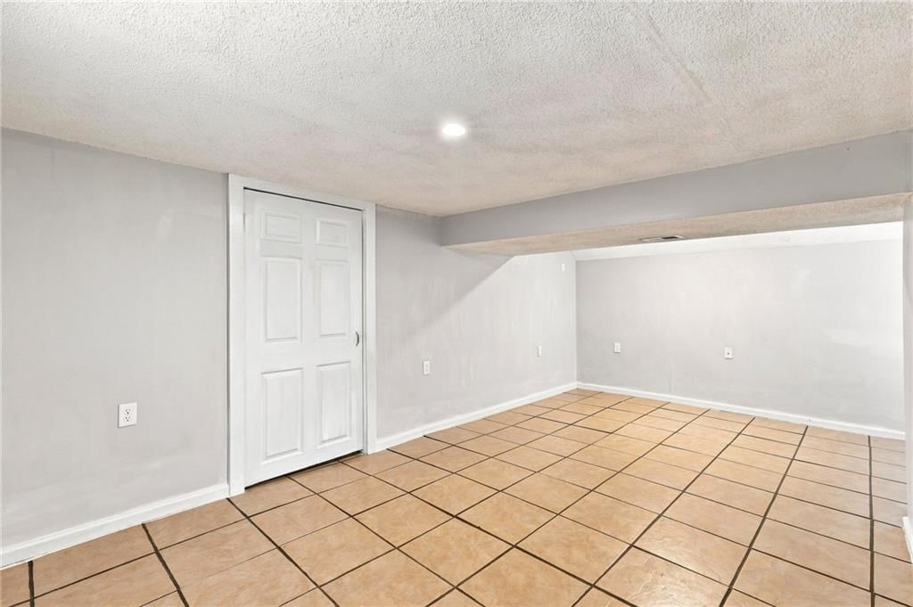 212 N Valley Street — photo 34
