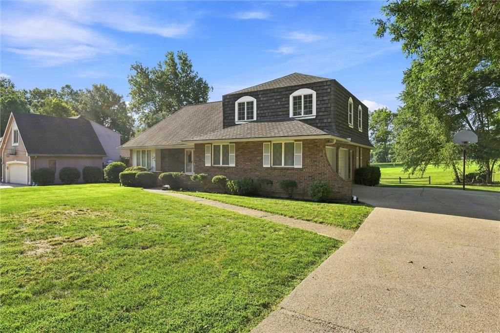 508 NW Golfview Drive, Blue Springs, MO: listing photo 3