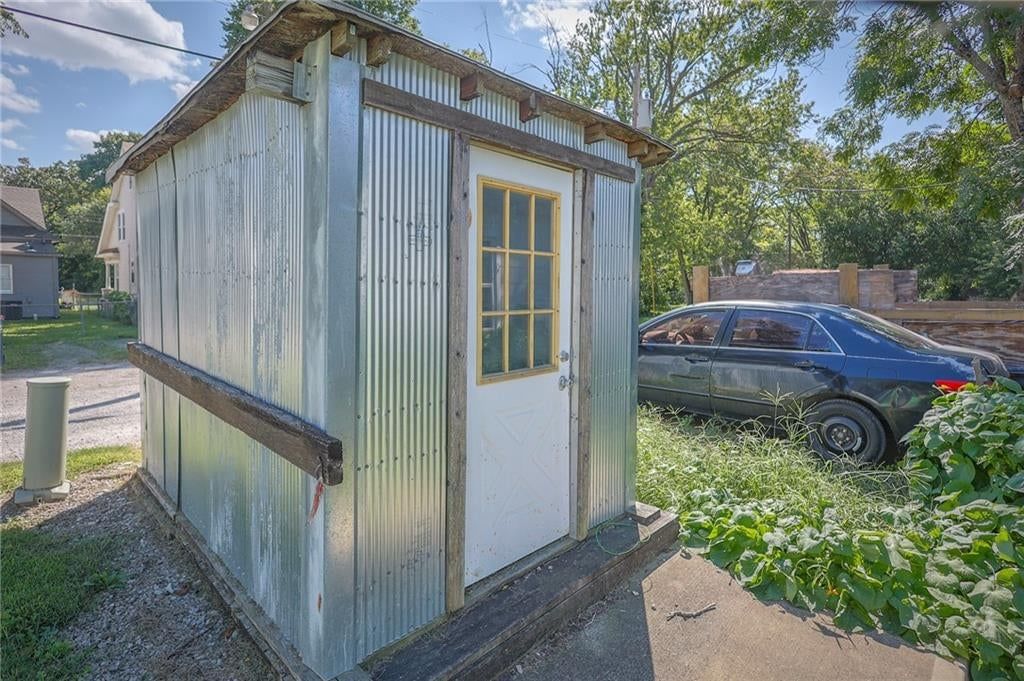 427 Benton Avenue — photo 24