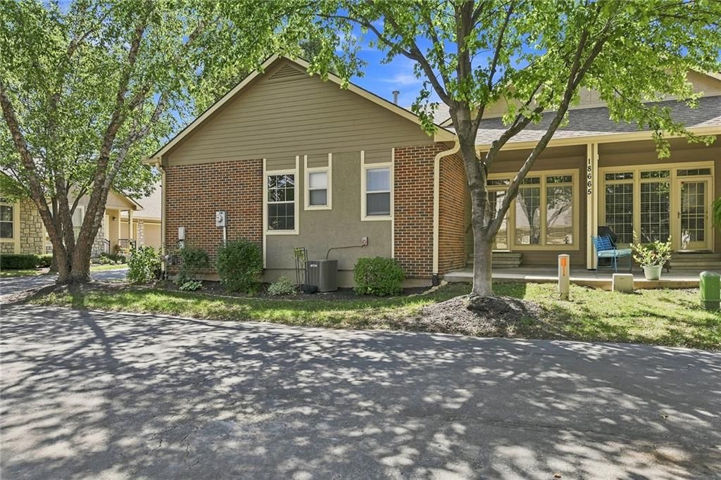 18665 W 158TH Terrace — photo 27