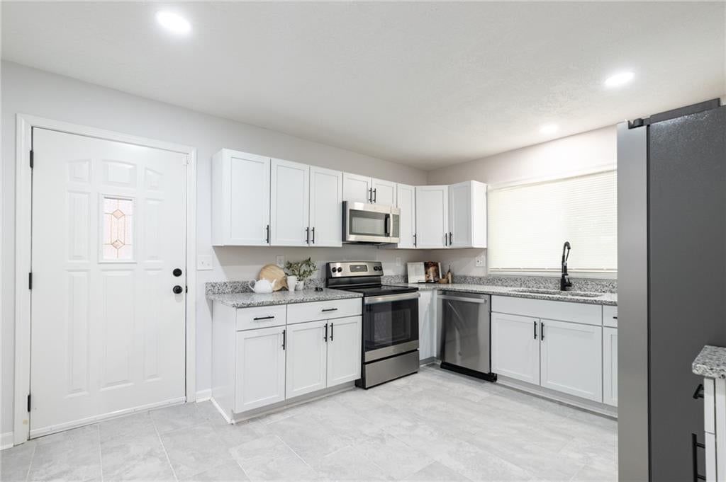 Statement lighting at 319 E Bellevista Drive, Independence, MO 64055
