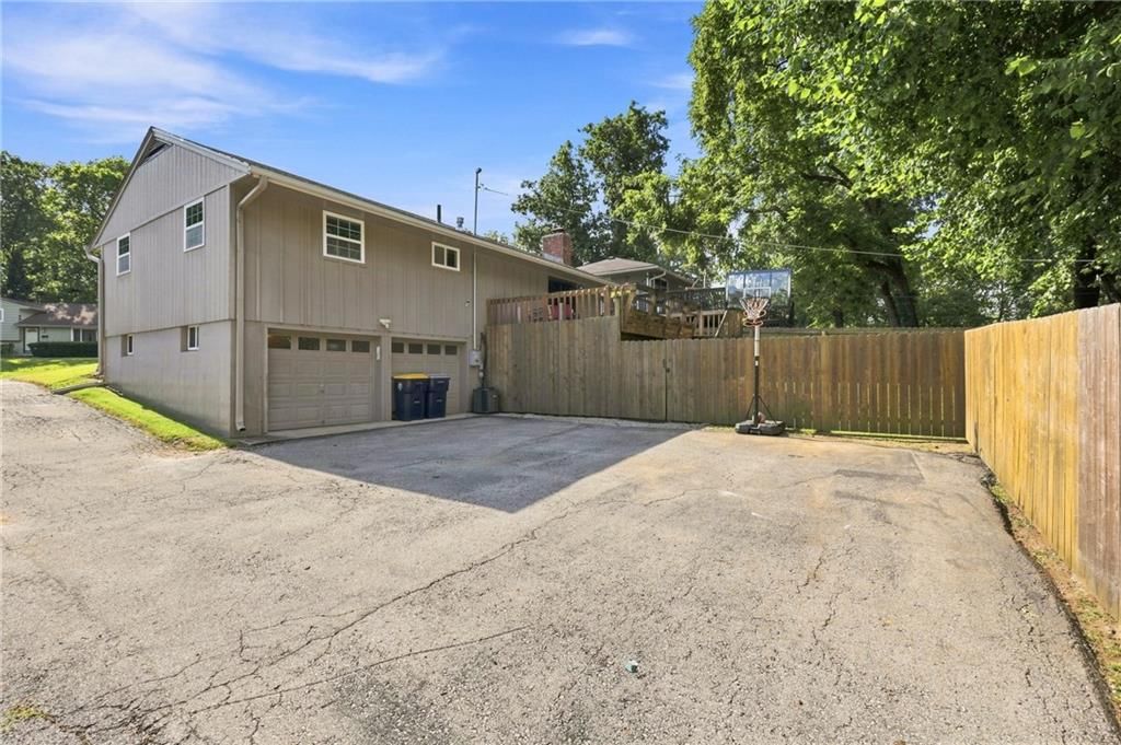 5440 N Cleveland Avenue — photo 27