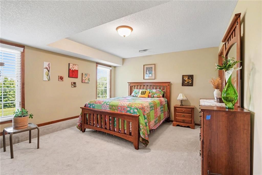 Photo 23 of 29 - 4400 NE 73rd Street, Kansas City, MO 64119