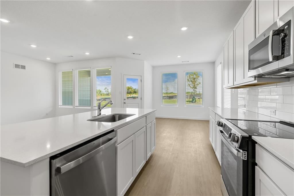 Photo 7 of 24 - 22535 W 214th Street, Spring Hill, KS 66083