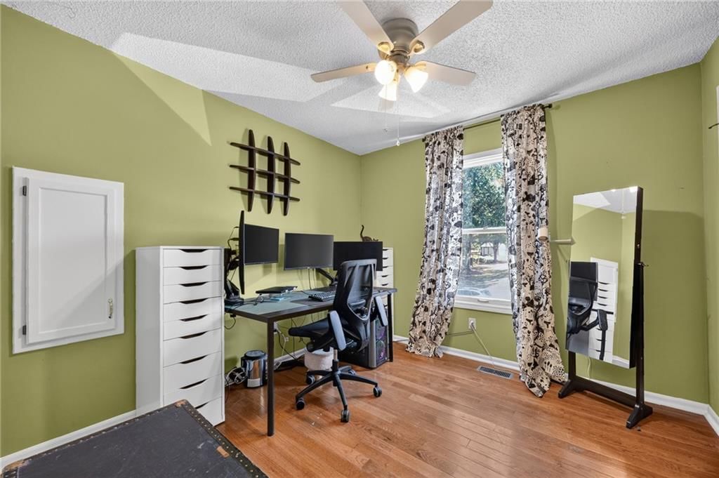 Photo 16 of 38 - 6804 Orchard Street, Pleasant Valley, MO 64068