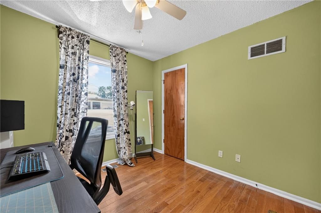 Photo 18 of 38 - 6804 Orchard Street, Pleasant Valley, MO 64068