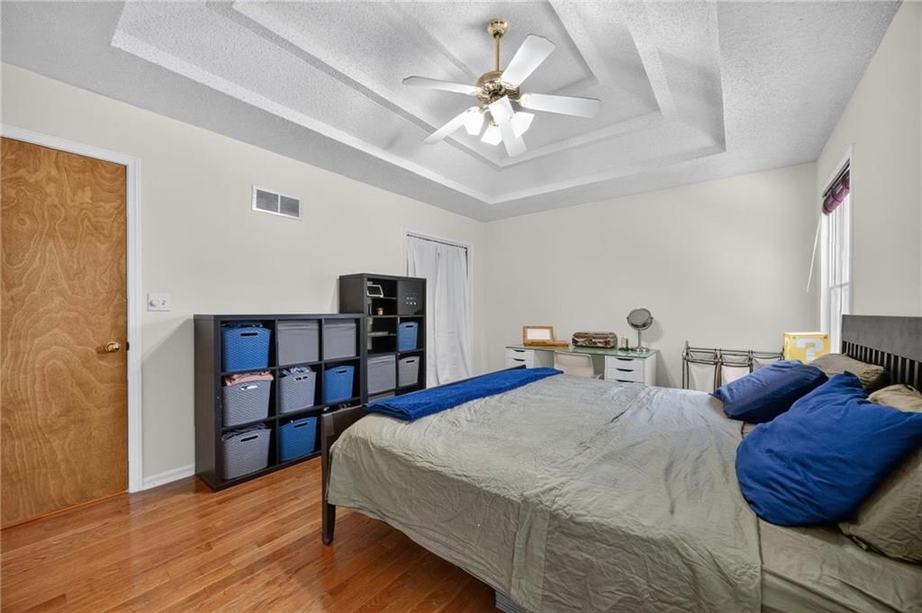 Photo 19 of 38 - 6804 Orchard Street, Pleasant Valley, MO 64068