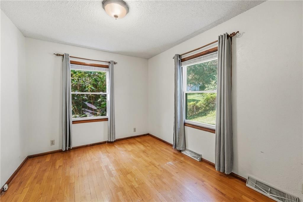 Photo 21 of 37 - 6000 Arlington Avenue, Kansas City, MO 64133